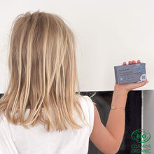 Charger l&#39;image dans la galerie, Shampoing solide bleu aux pigments bleu ultramarine comme avant pour enfant et adulte
